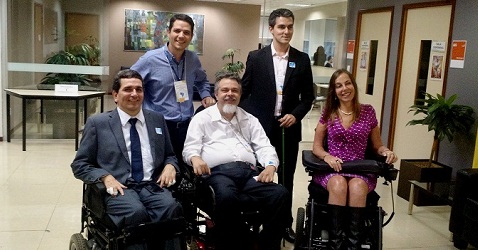 No centro, o servidor do TCEMG, Manoel Messias, ao lado da deputada federal e relatora da Lei de Brasileira de Acessibilidade (LBI), Mara Gabrilli; e do procurador do Ministério Público junto ao Tribunal de Contas da União, Sergio Caribé. Ao fundo, da esq. p/ dir., o auditor federal de Controle Externo do Tribunal de Contas da União (TCU), Luciano José Maia e o presidente da Comissão de Acessibilidade do Tribunal de Contas do Estado do Espirito Santo, João Estevão.